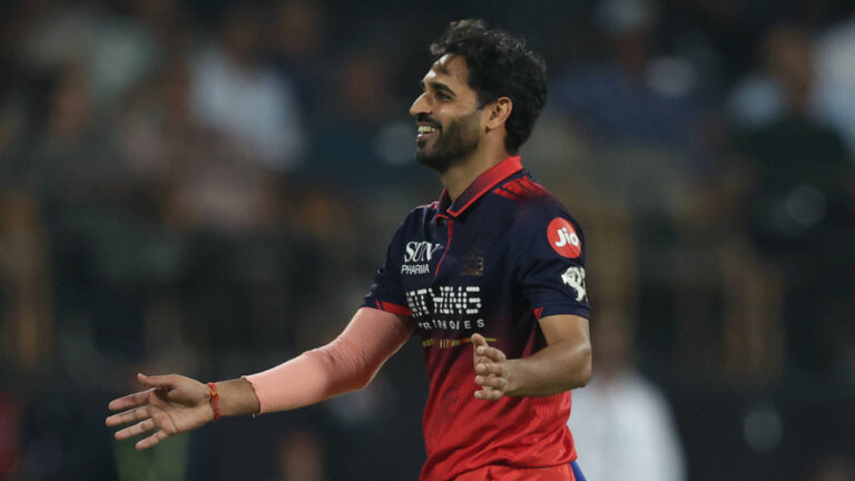 भुवनेश्वर कुमार ने पर्पल कैप की दौड़ में बढ़त बनाई, विराट कोहली ने ऑरेंज कैप की सूची में सुधार किया
