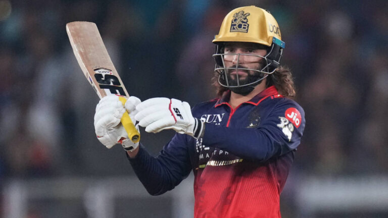 SRH बनाम RCB: सनराइजर्स हैदराबाद ने टॉस जीतकर चुनी बल्लेबाजी, रजत पाटीदार की वापसी