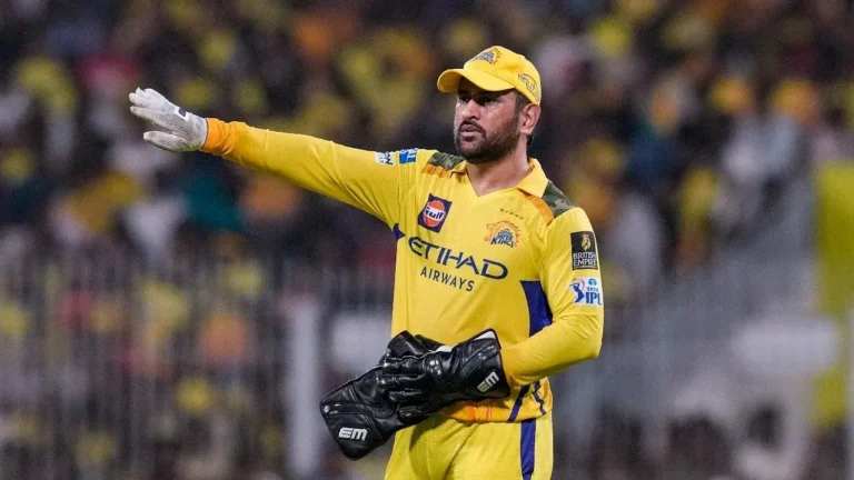 MS Dhoni के संन्यास पर माइकल क्लार्क ने दी बड़ी चेतावनी, IPL 2026 में वापसी पर कही यह बात
